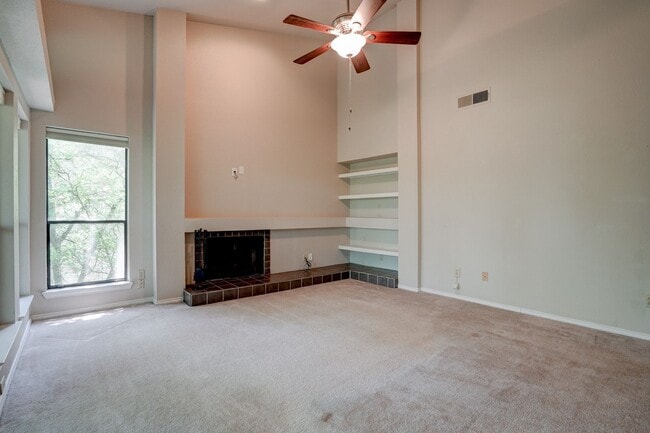 Foto del edificio - Beautiful 2 Bed / 2 Bath Home with Balcony in Austin