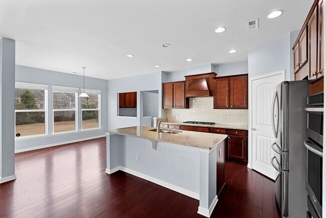 Foto del edificio - **Application Pending**! Gorgeous, Well-Ma...