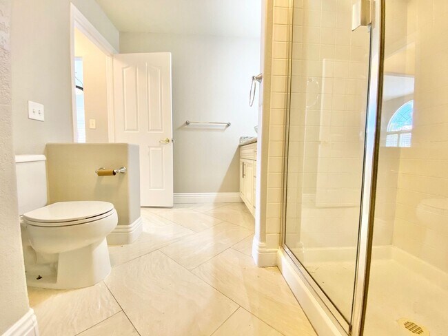 Building Photo - BEAUITFUL GATED PROPERTY 6 BEDROOMS/3 FULL...