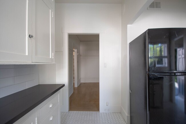 Building Photo - 314 W Mission St