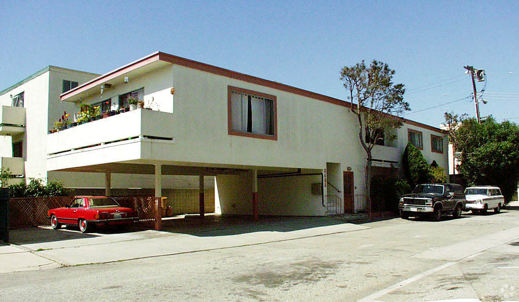 Primary Photo - 118 Catamaran St