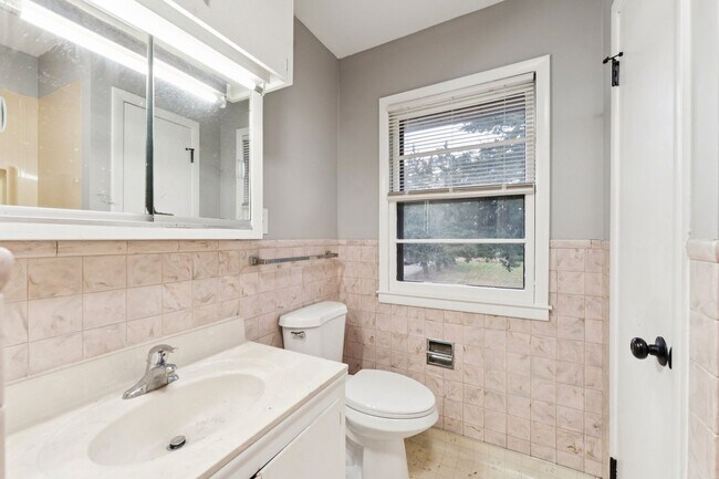 Foto del edificio - Inviting 4-Bedroom with Open Living Space & Finished Lower Level!!