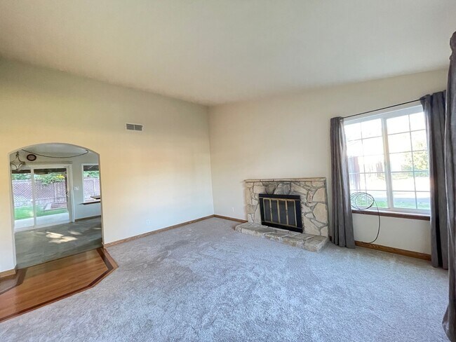 Foto del edificio - Beautiful 4 Bedroom Home with RV Access