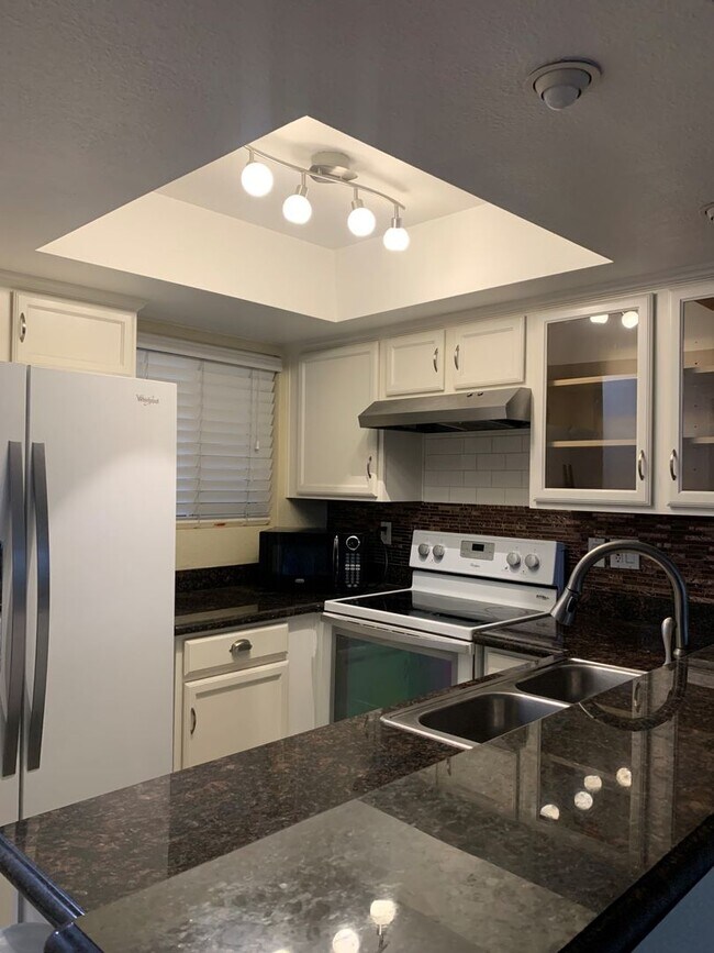 Foto del edificio - UPCOMING 4/1/26 BEAUTIFUL 1BD/1BTH CONDO