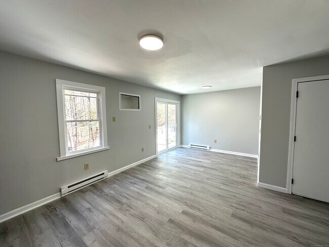 Foto del edificio - 70 Pond Meadow Rd