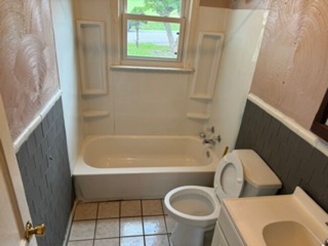 Building Photo - Cozy 3-Bedroom With Basement and Yard