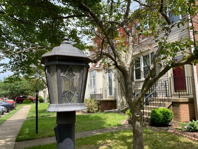 Frente - 7468 Gadsby Square