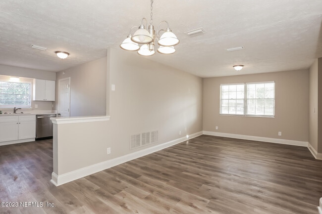 Foto del edificio - 7421 Deepwood Dr N