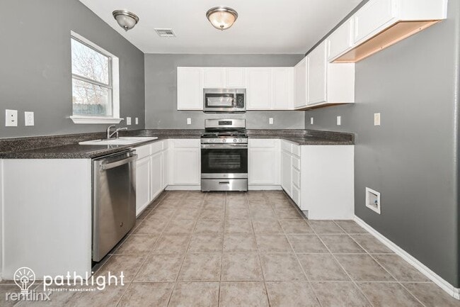 Building Photo - 3 br, 2 bath House - 4300 S 202Nd Avenue UNIT