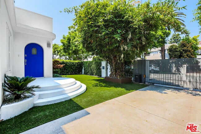 Foto del edificio - 8718 Rosewood Ave