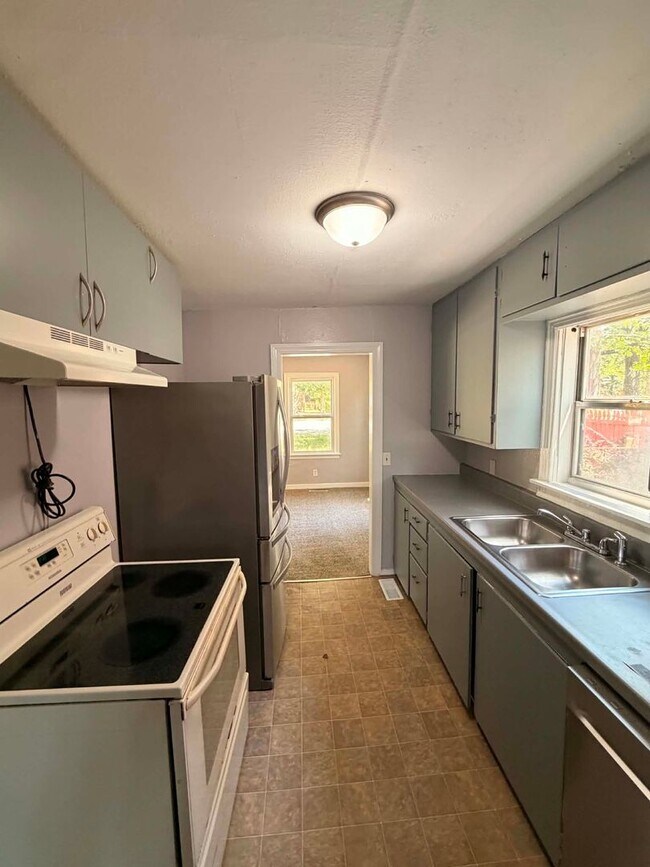 Foto del edificio - Spacious 4 Bedroom, 1 Bathroom Home with Bonus Living Area & Fireplace!