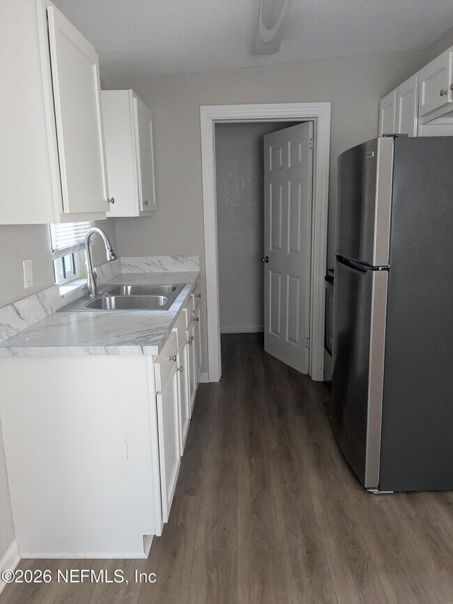 Foto del edificio - 5306 Paris Ave