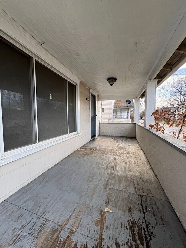 Foto del edificio - Large three bedroom one bathroom home for rent