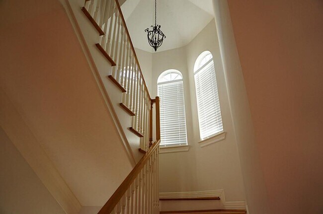 Building Photo - 2315 Potomac Dr