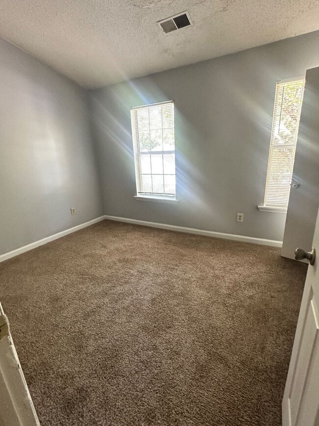 Building Photo - Coming Soon! 2 Bedroom Townhouse