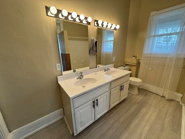 Building Photo - 3 Bedroom 2 Bath Where Timeless History Meets Modern Living!