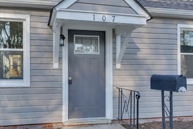 Building Photo - Charming Renovated Home with Modern Upgrades and Spacious Yard!