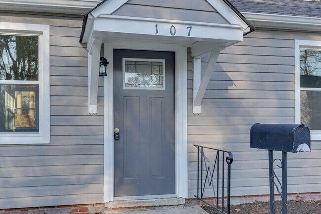 Foto del edificio - Charming Renovated Home with Modern Upgrades and Spacious Yard!