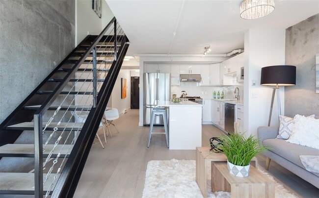 Building Photo - 428 8th Av W