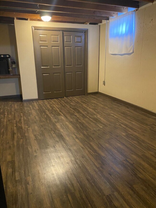 Building Photo - Cozy, single family home