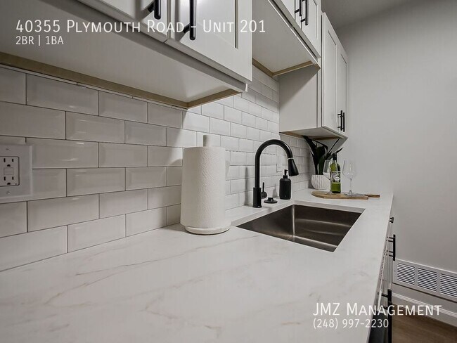Foto del edificio - 40355 Plymouth Rd