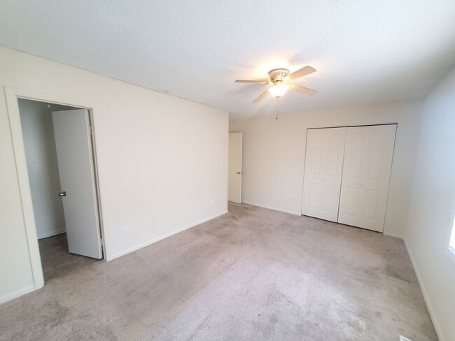 Building Photo - Three bedroom one and one half bath townho...