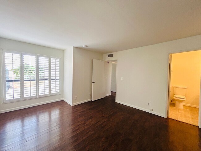 Foto del edificio - Spacious Two Bedroom, Two Bath Condo in De...
