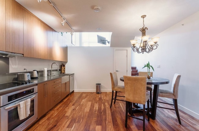 Photo du bâtiment - 270 E 6th Ave