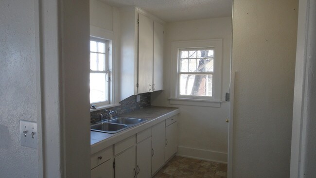 Building Photo - 1303 S Oak St