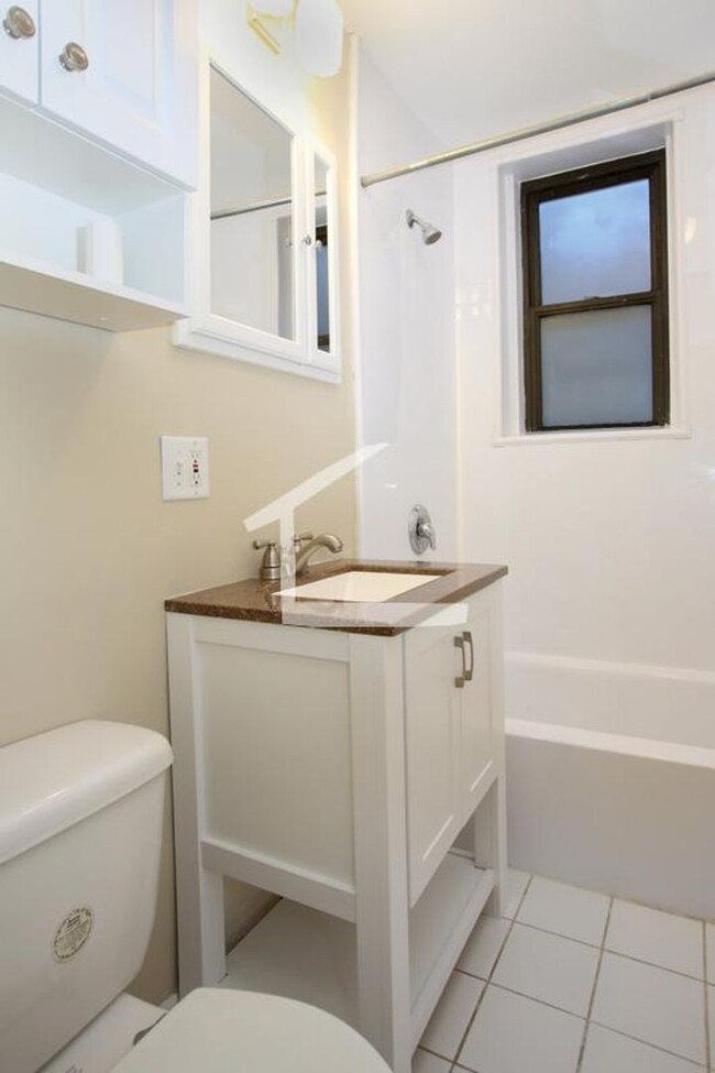 Building Photo - 9/1/25 Amazing location! Updated 1BR near ...