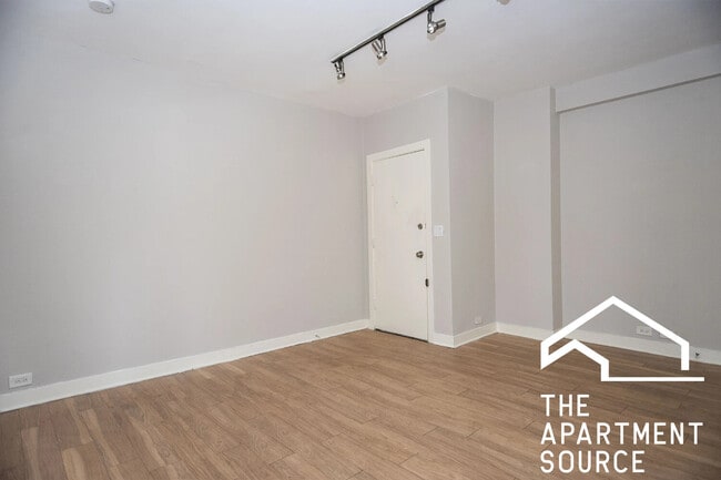 Building Photo - 511 W Belmont Ave