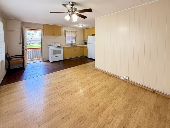 Foto del edificio - Charming 3-Bedroom Home with Massive Yard in Urban Honolulu!