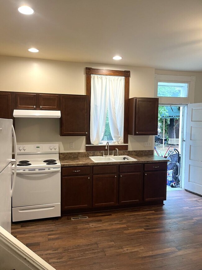 Foto del edificio - 2-story duplex | 4 bedrooms and 2 full bathrooms