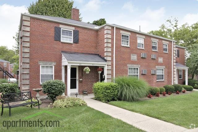 Primary Photo - Sycamore Square Apartments