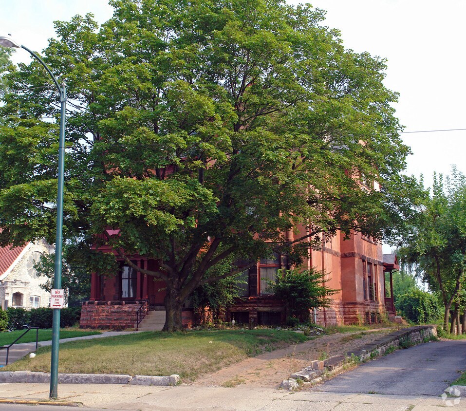 Building Photo - 302 E High St