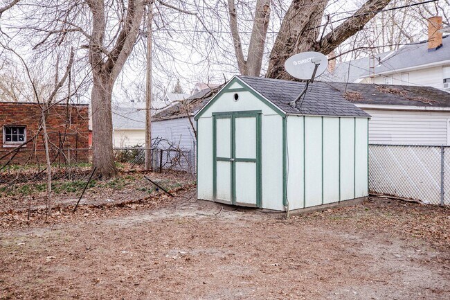 Building Photo - Three bedroom one bath home available for rent located in Library Disctrict West Toledo!