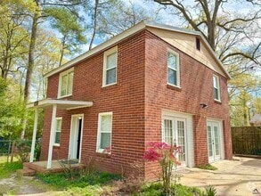 Building Photo - 317 Oakview Square