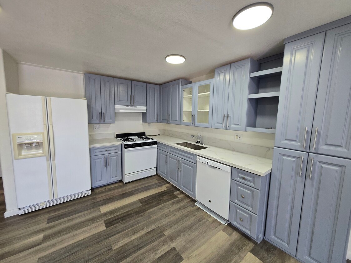 Kitchen - 9843 Dale Ave