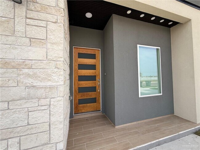 Building Photo - 17 B W St