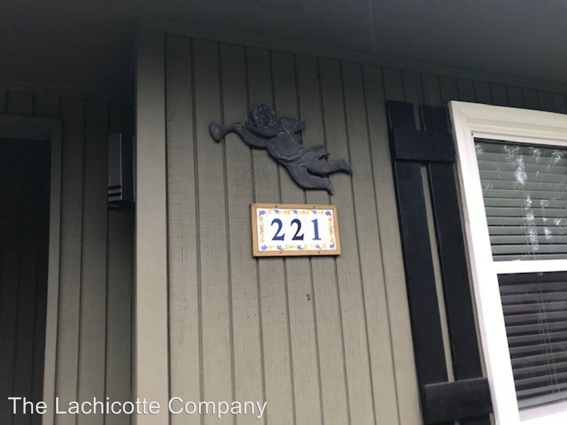 Primary Photo - 221 Fox Ln