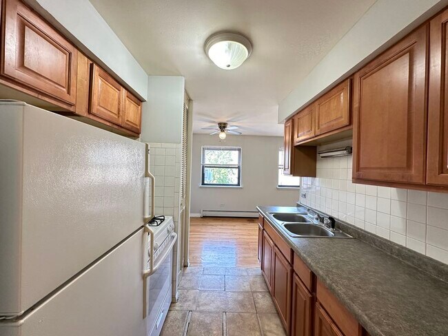 Foto del edificio - 513 W Briar Pl