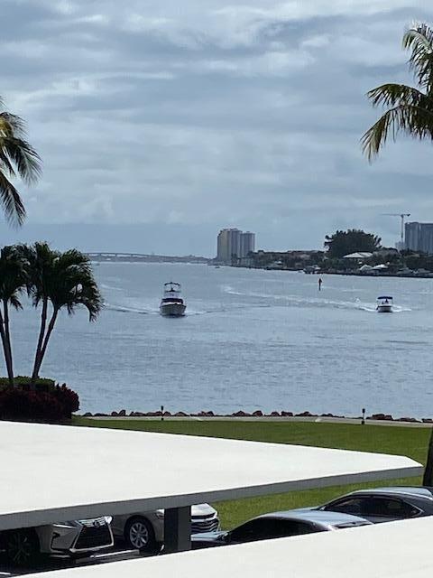 Foto del edificio - 115 Lakeshore Dr