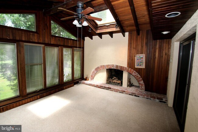 Foto del edificio - 400 W Monument Ave