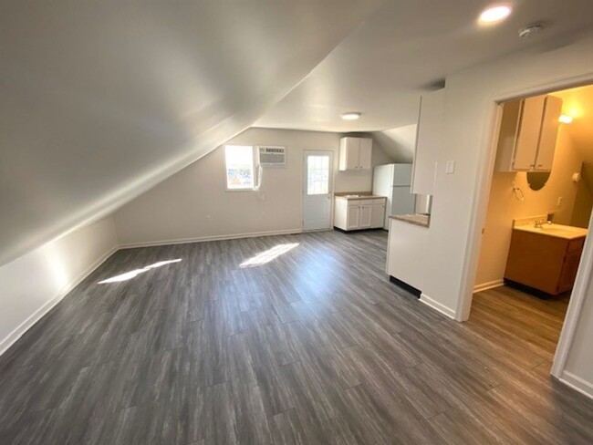 Building Photo - 1 Bedroom Apartment with HUGE Attached Garage