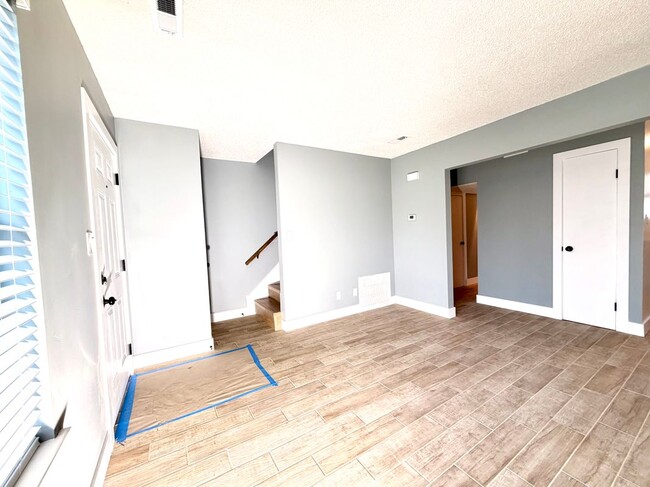 Building Photo - 525 N Betty Jo Dr