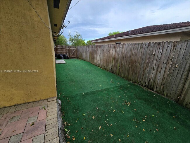 Building Photo - 3104 Tarpon Dr