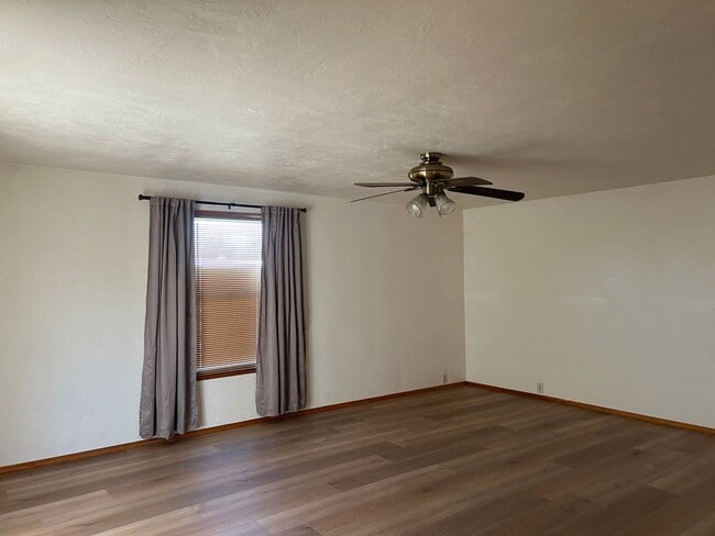 Foto del edificio - 2 bedroom, 1 bath home with lots of room inside and out.