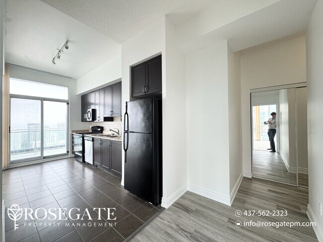 Photo du bâtiment - Newly Renovated 2-Bedroom Condo with 1.5 B...