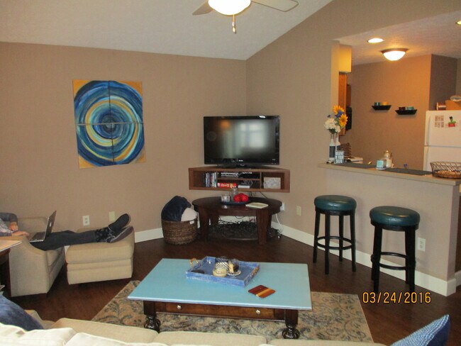 Soporte de TV empotrado - 701 N Dicks St