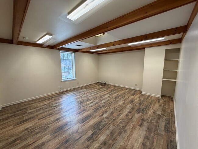 Building Photo - 100 W Main St